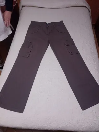 Pantalón cargo marrón