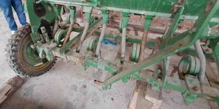 Sembradora de 13 chorros.