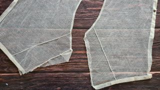 Accessorio antico in tulle con ferretti e clip