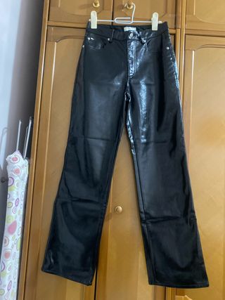 Pantalón negro cuero acampanado