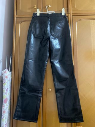 Pantalón negro cuero acampanado