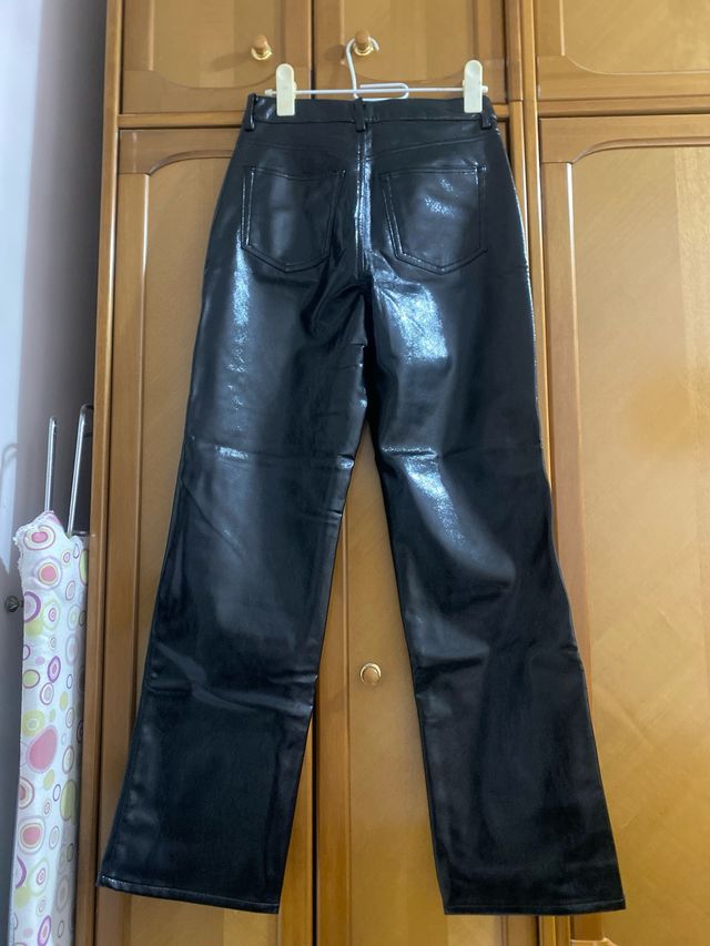 Pantalón negro cuero acampanado