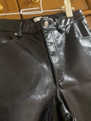 Pantalón negro cuero acampanado