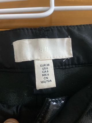 Pantalón negro cuero acampanado