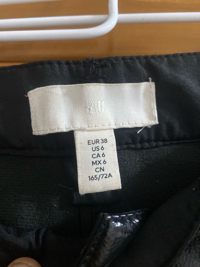 Pantalón negro cuero acampanado