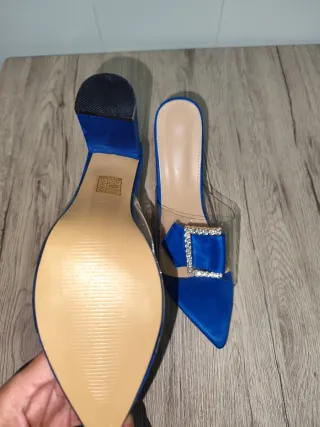 Zapatos de tacón joya azules y plateados