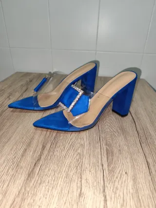 Zapatos de tacón joya azules y plateados