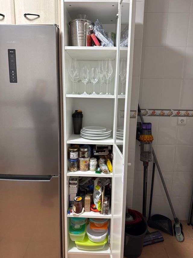 Mueble de cocina beige y blanco