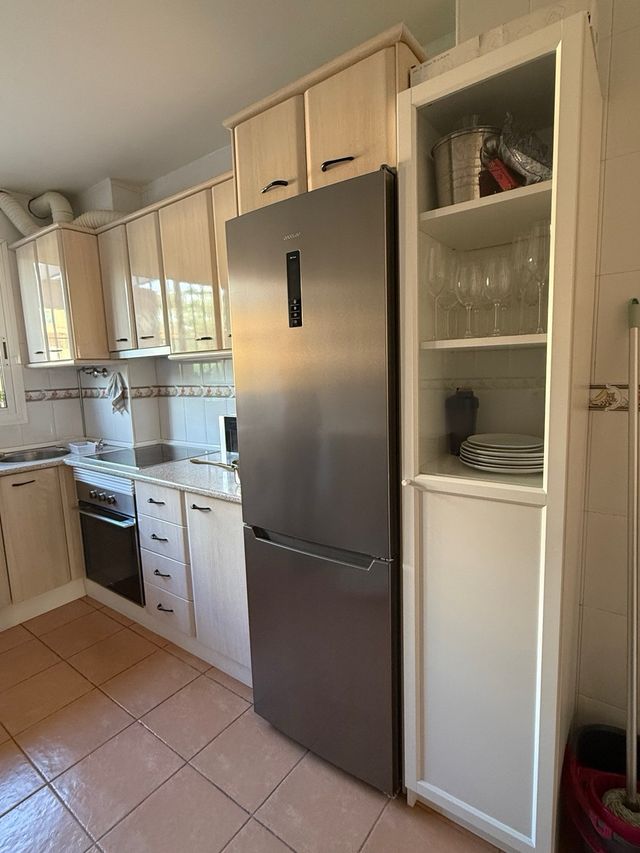 Mueble de cocina beige y blanco