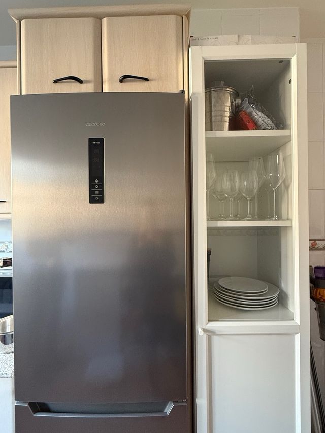 Mueble de cocina beige y blanco