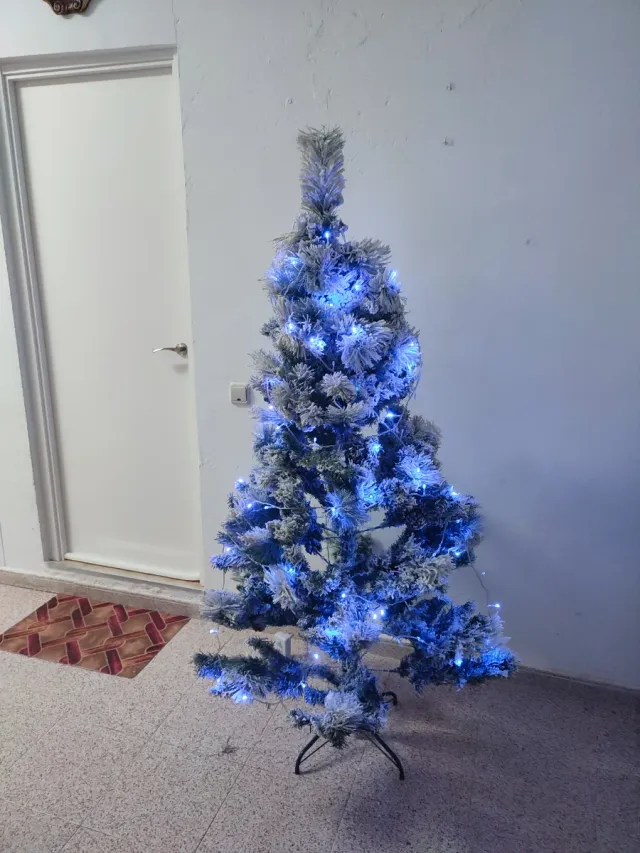 Árbol de Navidad Nevado con Luces Azules