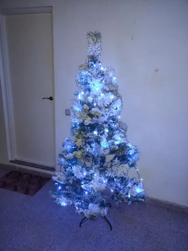 Árbol de Navidad Nevado con Luces Azules