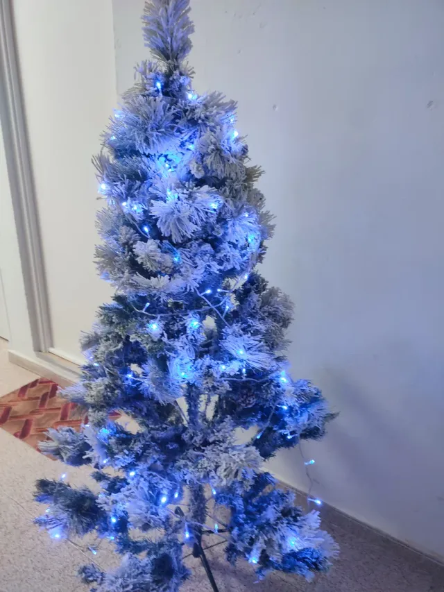 Árbol de Navidad Nevado con Luces Azules
