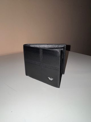 Billetera negra de cuero