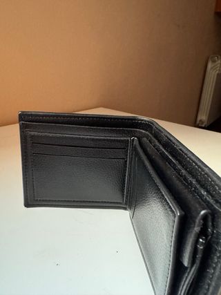 Billetera negra de cuero