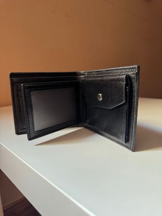Billetera negra de cuero
