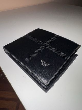 Billetera negra de cuero