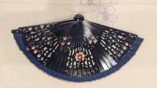 Abanico azul con flores moradas