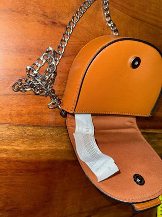 Bolso Stradivarius marrón con cadena