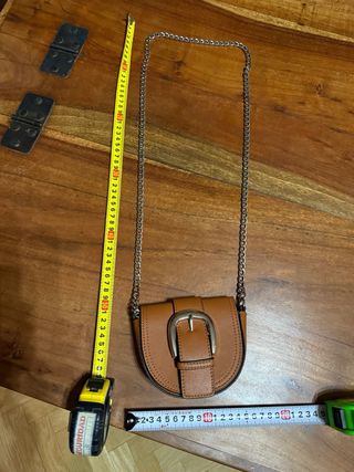 Bolso Stradivarius marrón con cadena