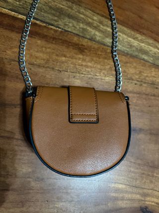 Bolso Stradivarius marrón con cadena