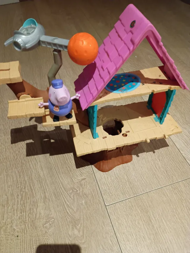 Casa árbol con figura