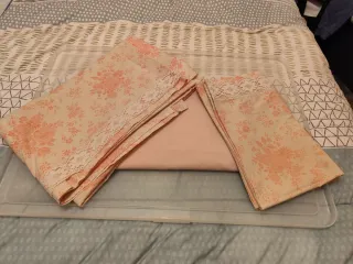 Juego de sábanas beige y rosa con encaje