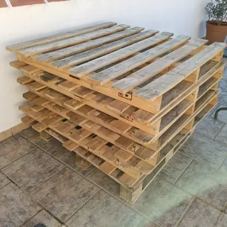 Palets de madera apilados