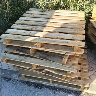 Palets de madera apilados