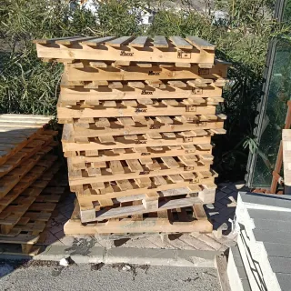 Palets de madera apilados