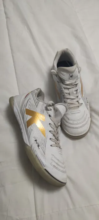 Zapatillas fútbol sala Kelme blancas y doradas