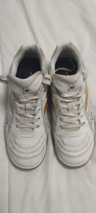 Zapatillas fútbol sala Kelme blancas y doradas