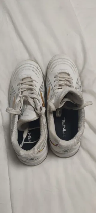 Zapatillas fútbol sala Kelme blancas y doradas