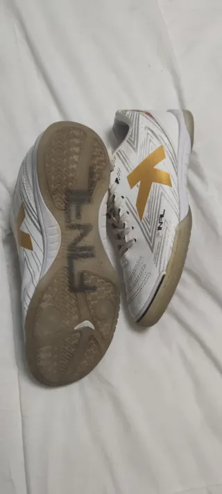 Zapatillas fútbol sala Kelme blancas y doradas