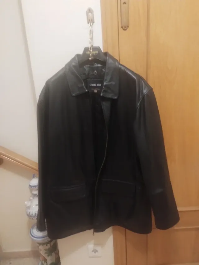 Cazadora de cuero negra