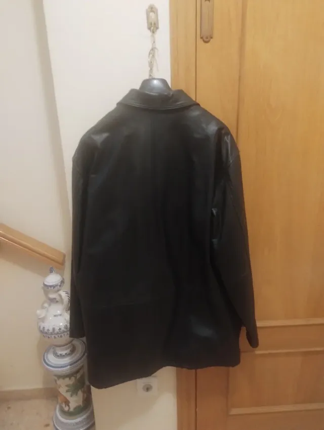 Cazadora de cuero negra