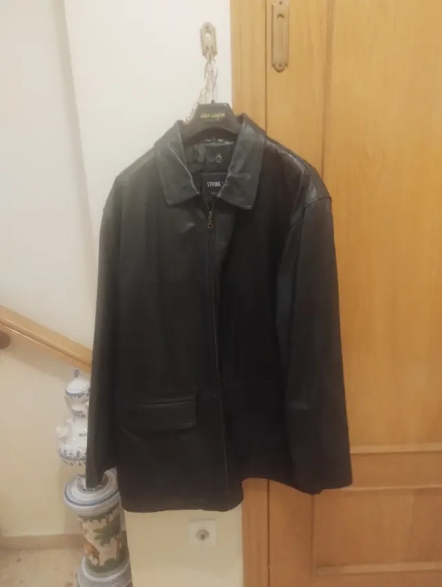 Cazadora de cuero negra