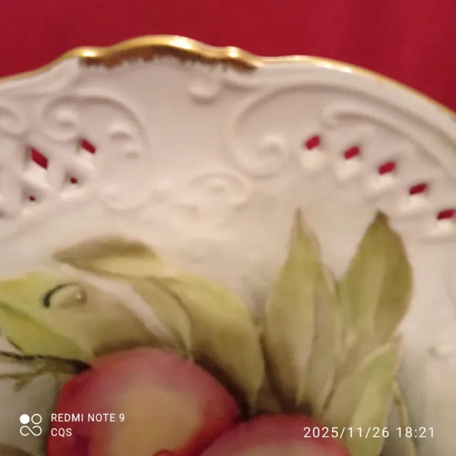 Plato de porcelana calada con fruta