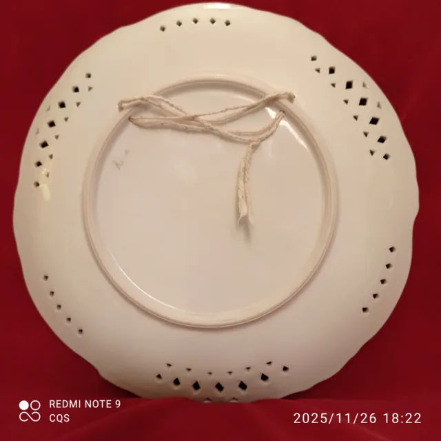 Plato de porcelana calada con fruta