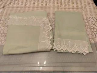 Juego de sábanas verde con encaje blanco