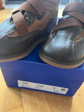 Sapatos de bebé castanhos, tamanho 26