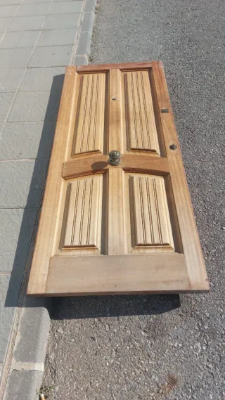 Puerta de entrada madera con marco y cerradura