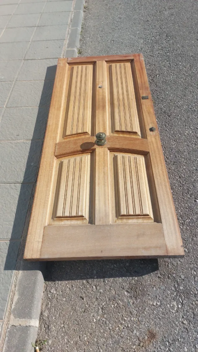 Puerta de entrada madera con marco y cerradura