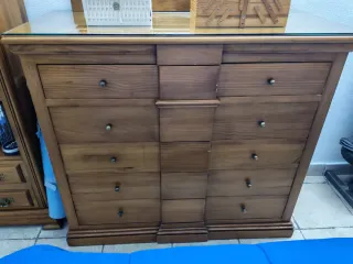 Cómoda de madera con 5 cajones y tapa de cristal