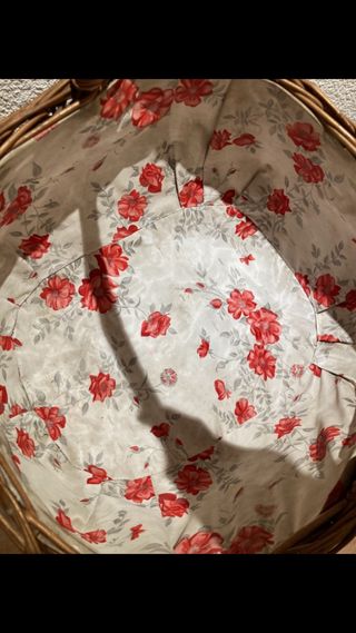 Cesta de mimbre con forro floral