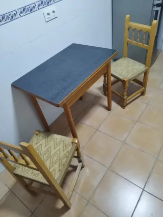 Mesa de cocina y 2 sillas