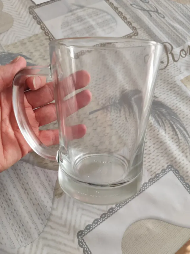 Jarra de vidro com alça