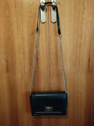 Bolso negro hombro cadena.