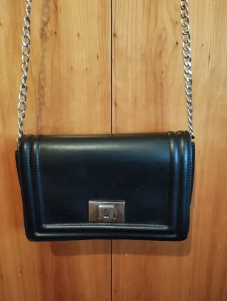 Bolso negro hombro cadena.