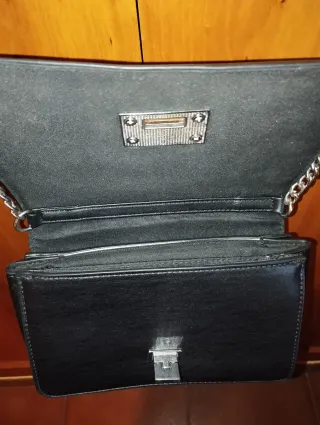 Bolso negro hombro cadena.